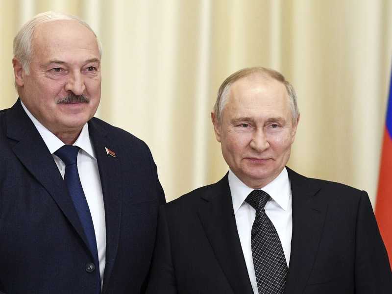 Lukashenka fa il pacifista mentre Putin stila la lista dei nemici. Tutto studiato