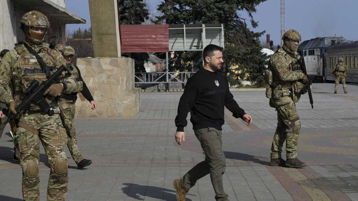 Immagine di Zelensky osserva la Russia, tra attentati e passaporti negati
