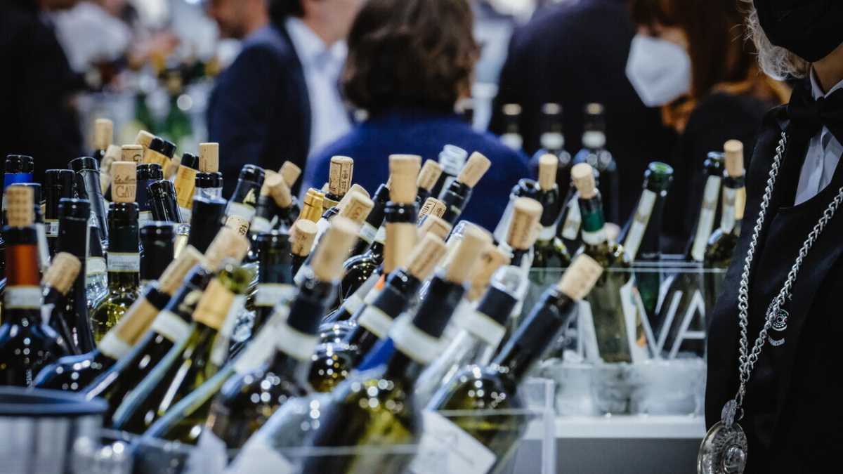 Immagine di Il vino cambia il mondo. Idee foglianti per accompagnare il Vinitaly 2023