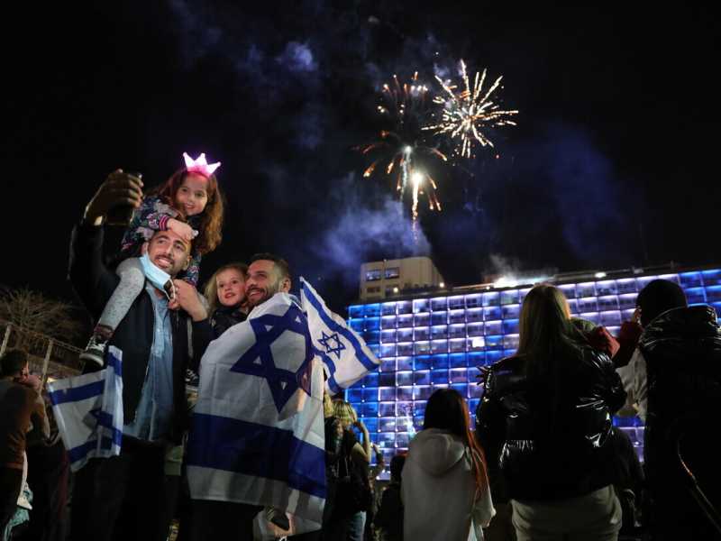 Momenti di festa a Tel Aviv nel Giorno dell&rsquo;indipendenza (foto di Abir Sultan per Epa via Ansa)&nbsp;<br />