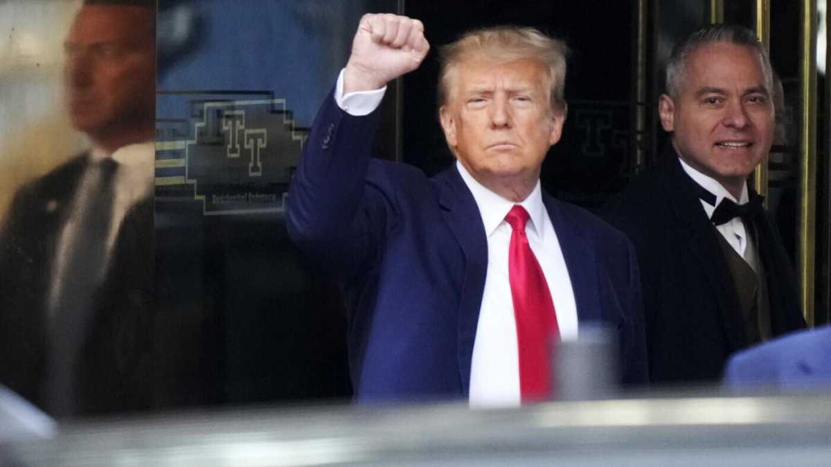 Immagine di Trump rimanda in scena lo show della vittima da vendicare, il pubblico accorre