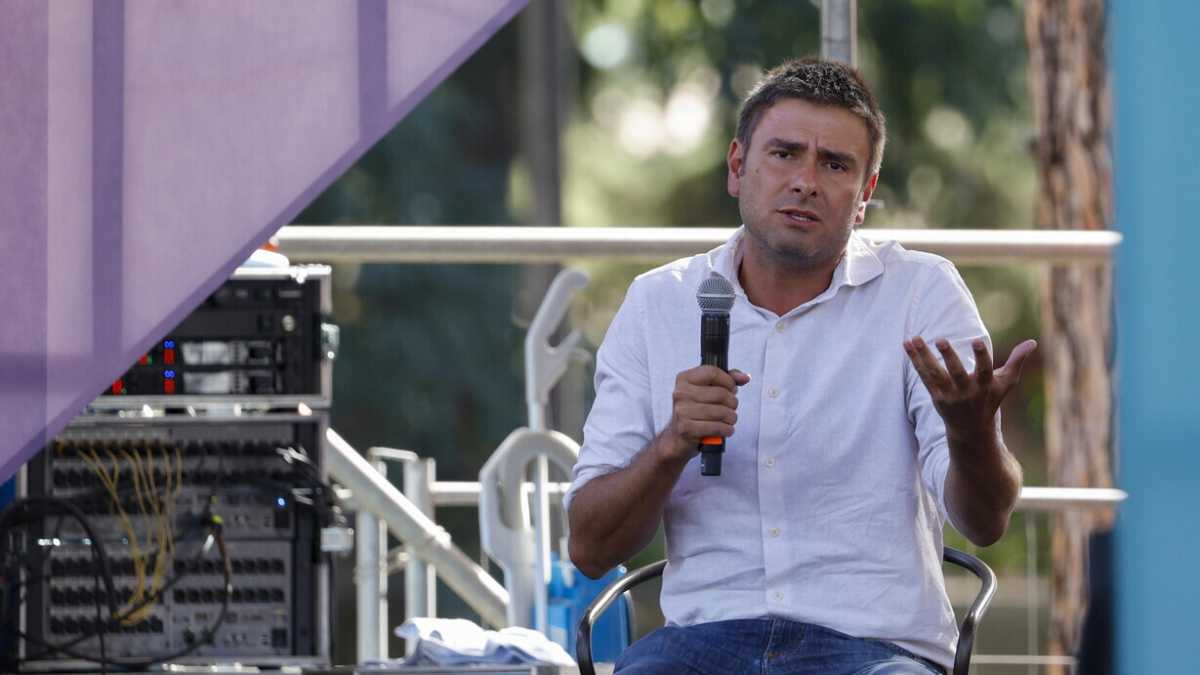 Immagine di L'ennesimo Di Battista. L'ex grillino si reinventa (un'altra volta) e torna alla politica