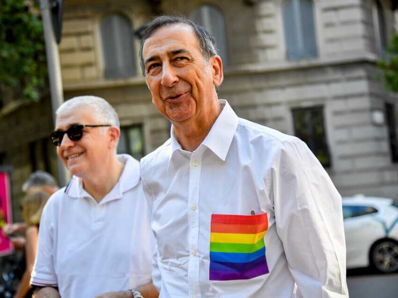 Il sindaco di Milano Beppe Sala durante al "Pride" del 2022 (Lapresse) 