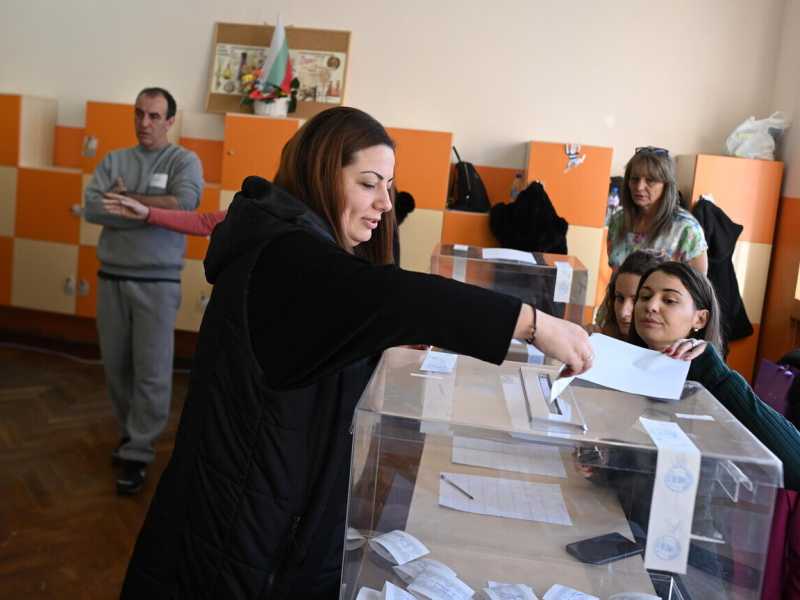 Elezioni i Bulgaria, un seggio a Sofia (Ansa)