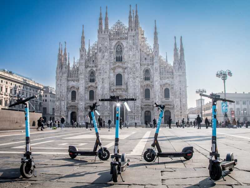 Parigi vieta i monopattini, la via italiana per ora è in mano ai sindaci