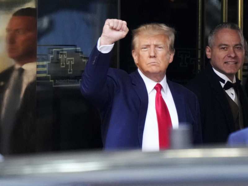 Trump rimanda in scena lo show della vittima da vendicare, il pubblico accorre