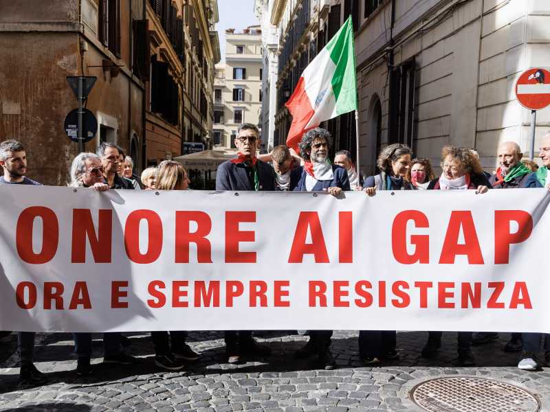"Onore ai Gap". La manifestazione contro La Russa a via Rasella
