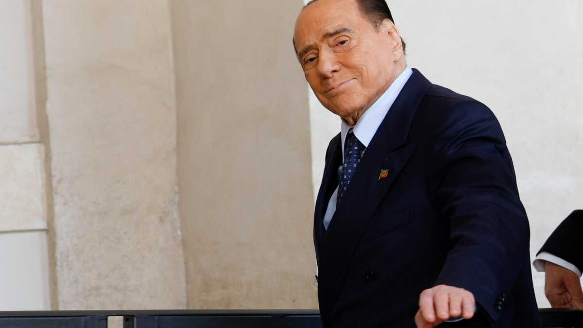 Immagine di Berlusconi in terapia intensiva. Il fratello Paolo: "E' una roccia, ce la farà anche stavolta"