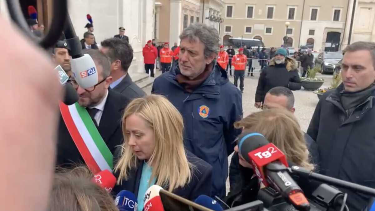 Immagine di Meloni a L'Aquila per l'anniversario del terremoto. La Russa in ritardo fa slittare il programma