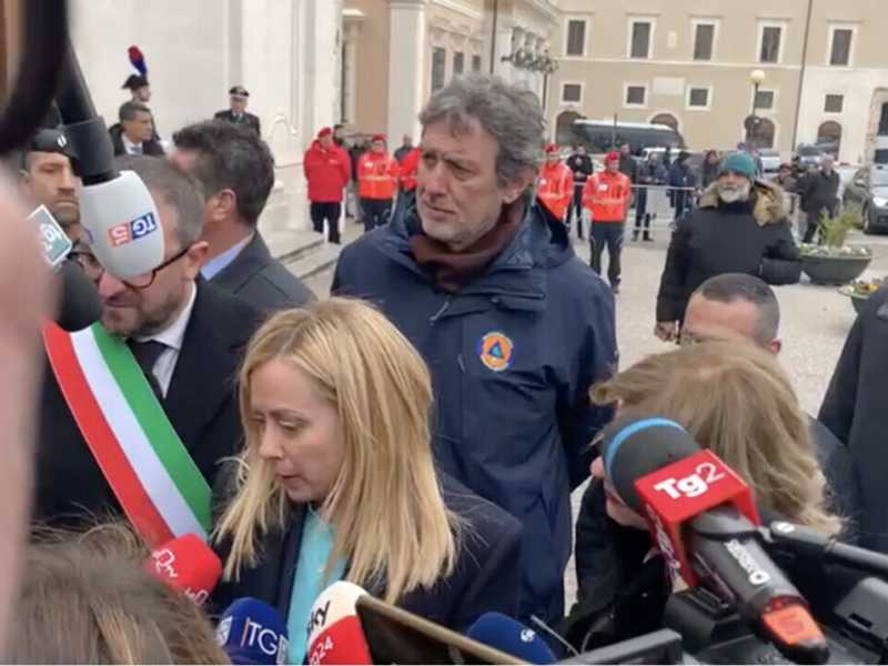 Meloni a L'Aquila per l'anniversario del terremoto. La Russa in ritardo fa slittare il programma
