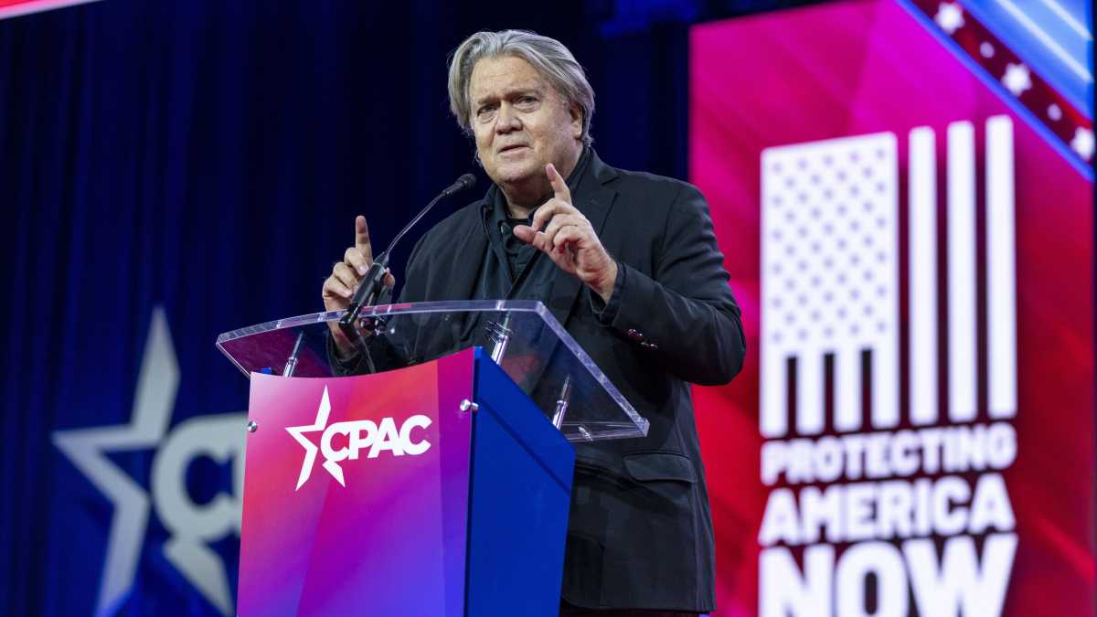 Immagine di Ci sono due indizi molto visibili che ci fanno dire: è tornato (anche) Steve Bannon