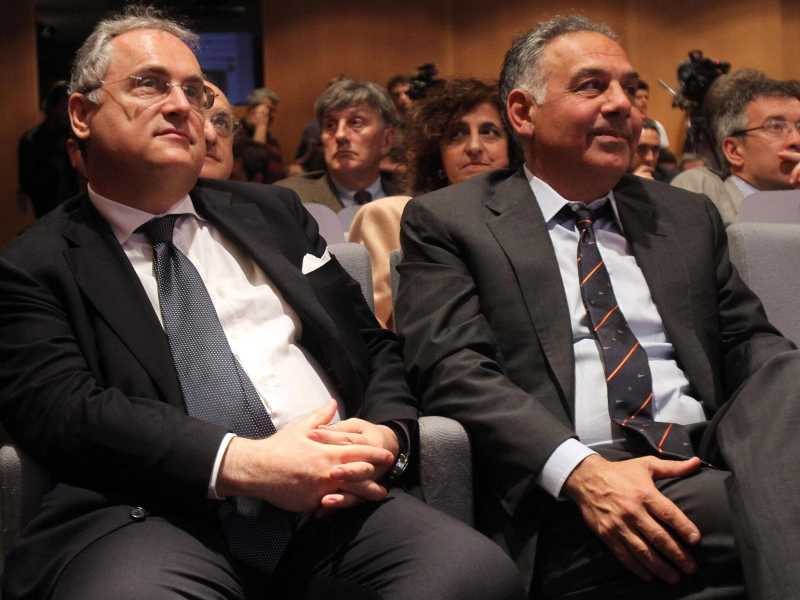 Il presidente della Lazio, Claudio Lotito (S), con l'ex presidente della Roma, James Pallotta (Ansa)<br />