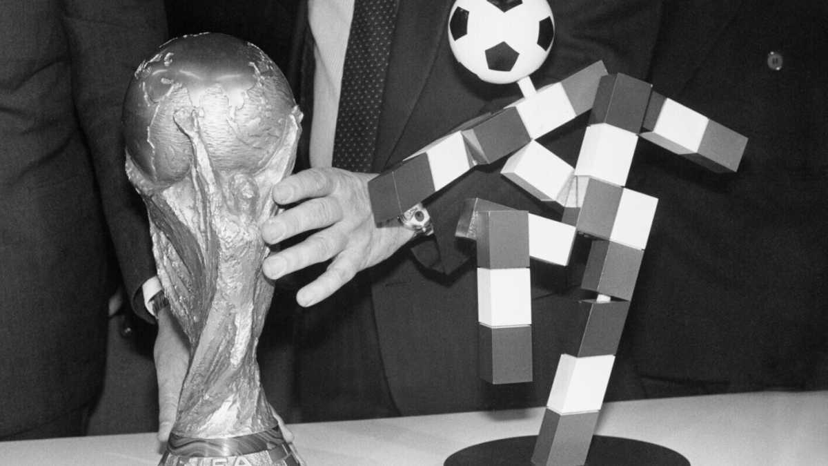 Immagine di Adesso Ciao ha un papà: è nato Italiano. Boscardin e la mascotte di Italia 90