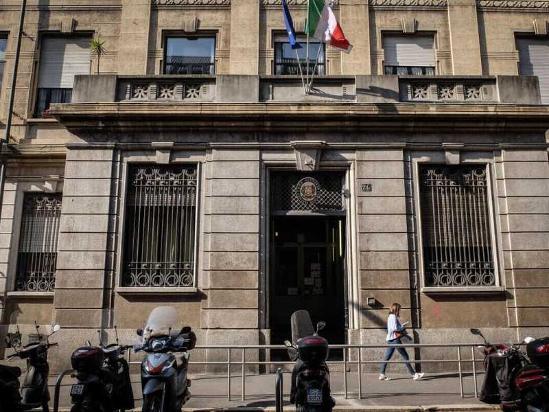 La facciata del liceo Berchet, a Milano (Ansa)