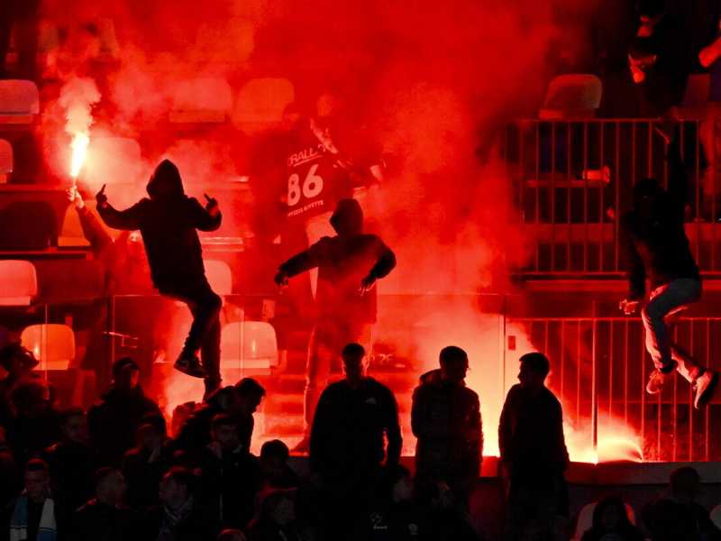 Le proteste dei tifosi del Napoli durante la partita con il Milan (Ansa)