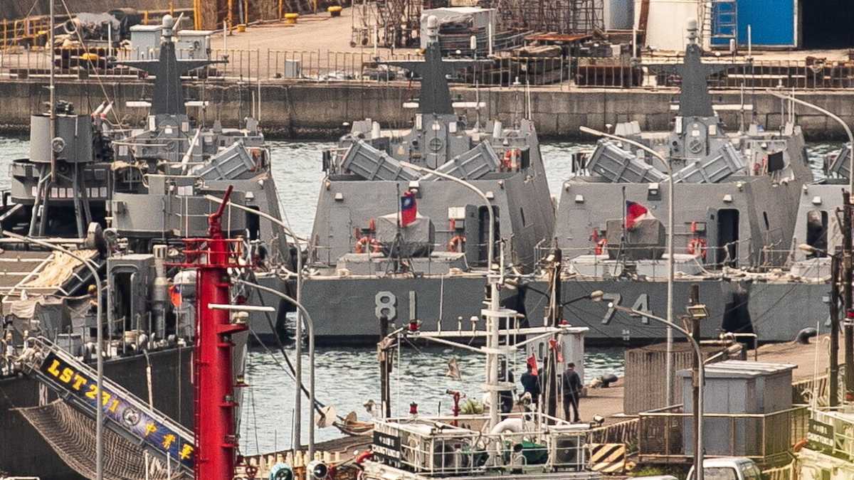 Immagine di Mezzi militari cinesi circondano Taiwan. È il terzo giorno di "attacchi simulati" all'isola