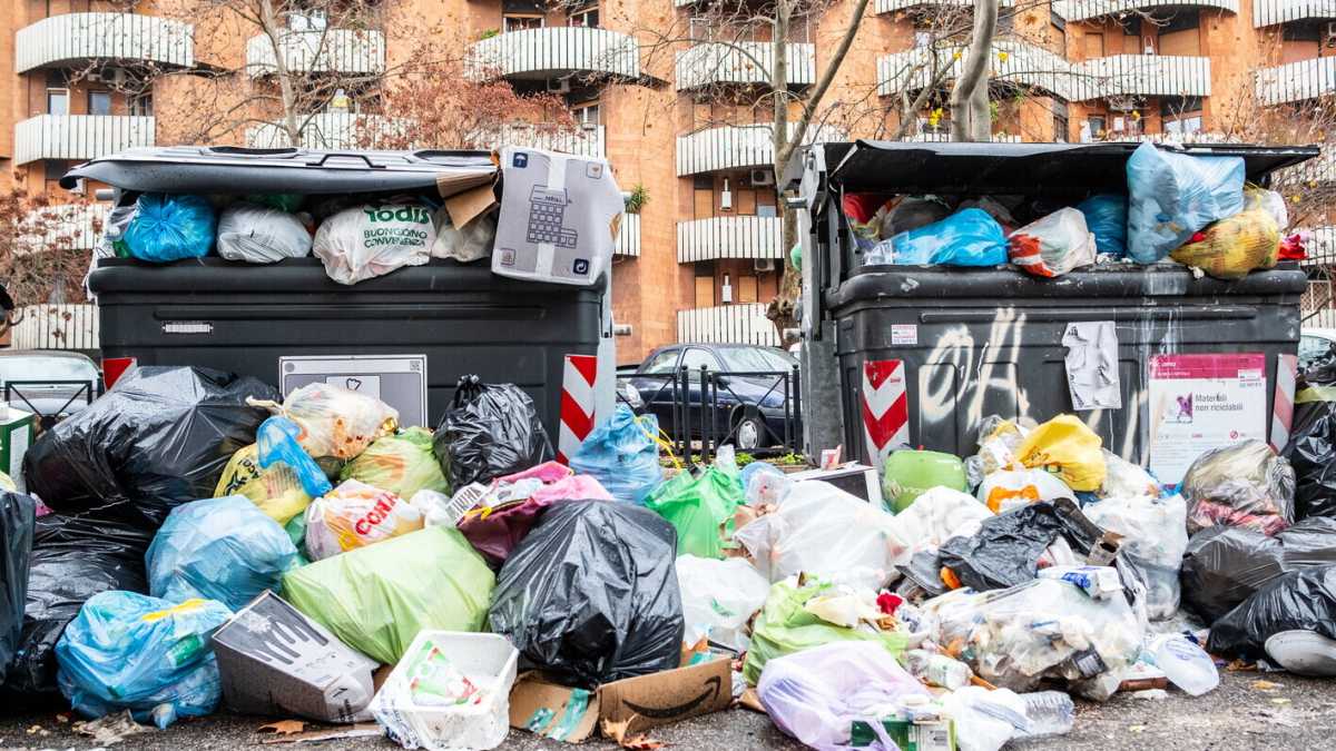 Immagine di La Svizzera si ribella giustamente contro le monnezza romana. Salvate Gualtieri
