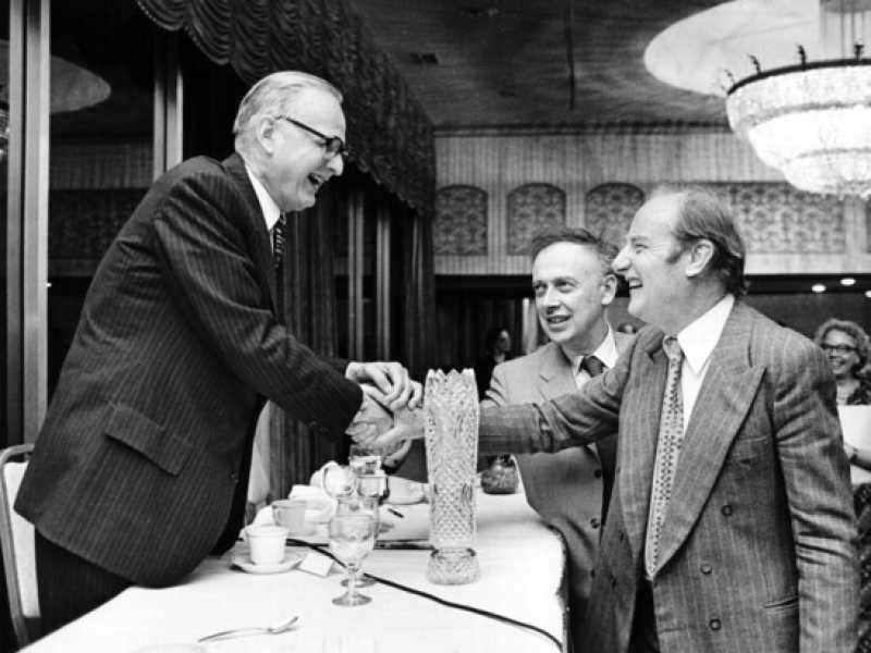 &nbsp;Francis Crick e James Watson con Maclyn McCarthy (Wikipedia)