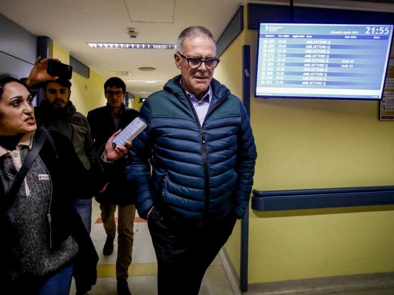 Le condizioni di Berlusconi restano stabili. Zangrillo: "Situazione difficile, ma risponde bene alle terapie"