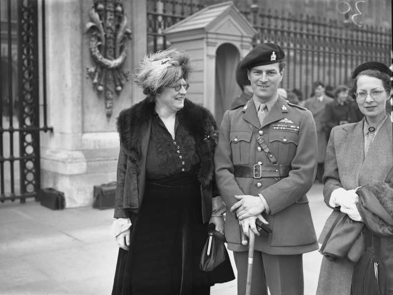 Il maggiore Patrick Leigh Fermor (1915 - 2011) durante l'investitura a Buckingham Palace, nel marzo 1950 (foto di Reg Speller/Fox Photos/Hulton Archive/Getty Images) <br />
