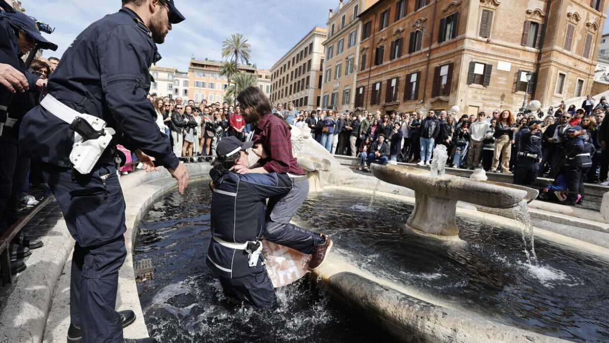 Immagine di La proposta di FdI contro gli eco-attivisti: carcere per chi "deturpa o imbratta" il patrimonio pubblico