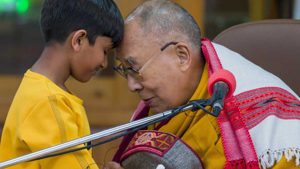 Immagine di No, quel bacino goliardico del Dalai Lama non è pedocriminale