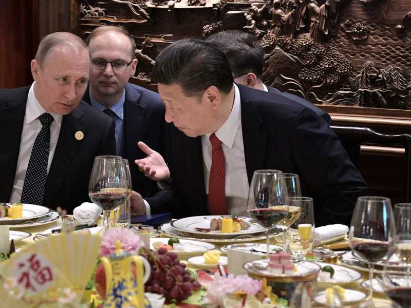Vladimir Putin e Xi Jinping nel 2017 prima dell&rsquo;apertura del Forum sulla Via della Seta a Pechino (Olycom)&nbsp;<br />