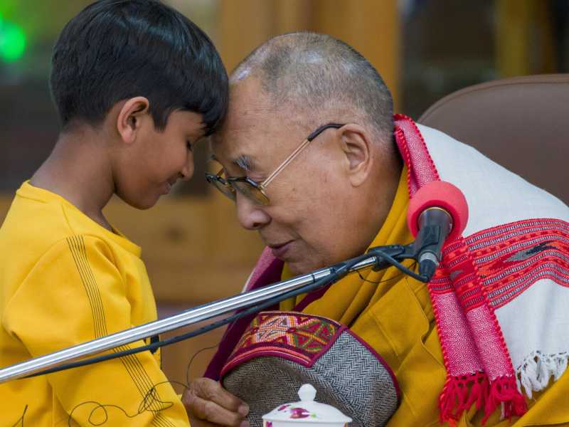 No, quel bacino goliardico del Dalai Lama non è pedocriminale