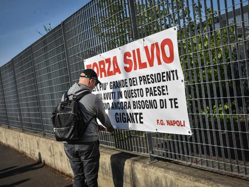 Un nuovo striscione all'ingresso del San Raffaele (Ansa)