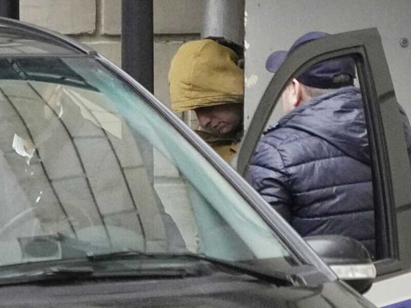 Il giornalista del Wall Street Journal Evan Gershkovich, accusato in Russia di spionaggio, scortato da ufficiali russi (Foto LaPresse)&nbsp;<br />
