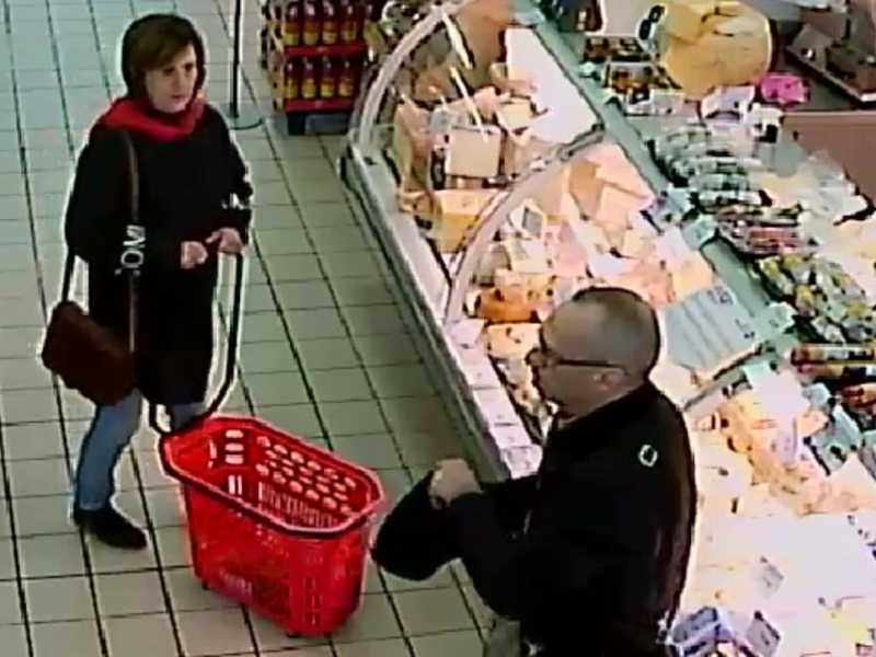Laura Bonafede e Matteo Messina Denaro parlano al supermercato il 14 gennaio del 2023, due giorni prima dell'arresto del boss (ANSA)&nbsp;<br />