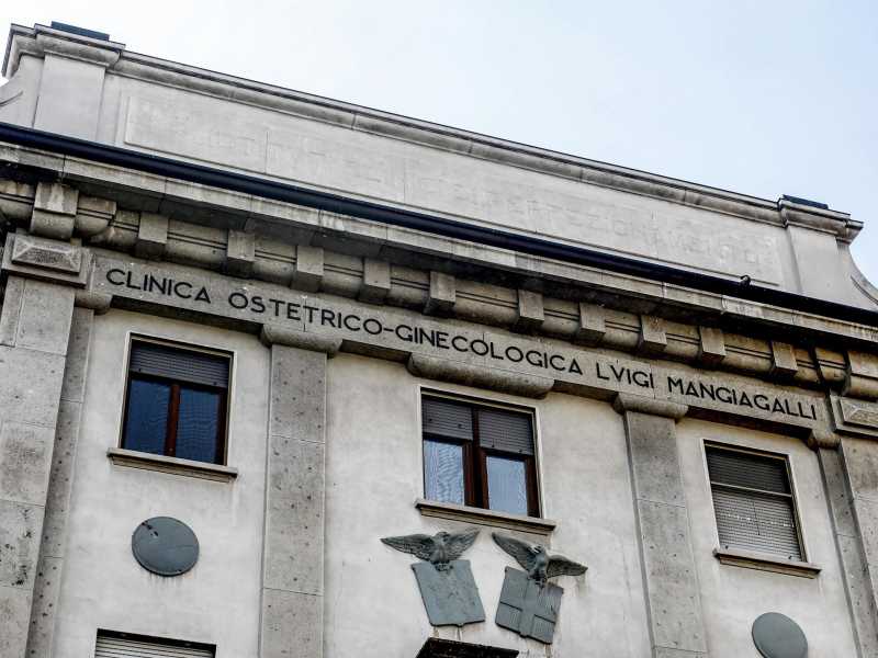 La clinica Mangiagalli a Milano (Foto Ansa)
