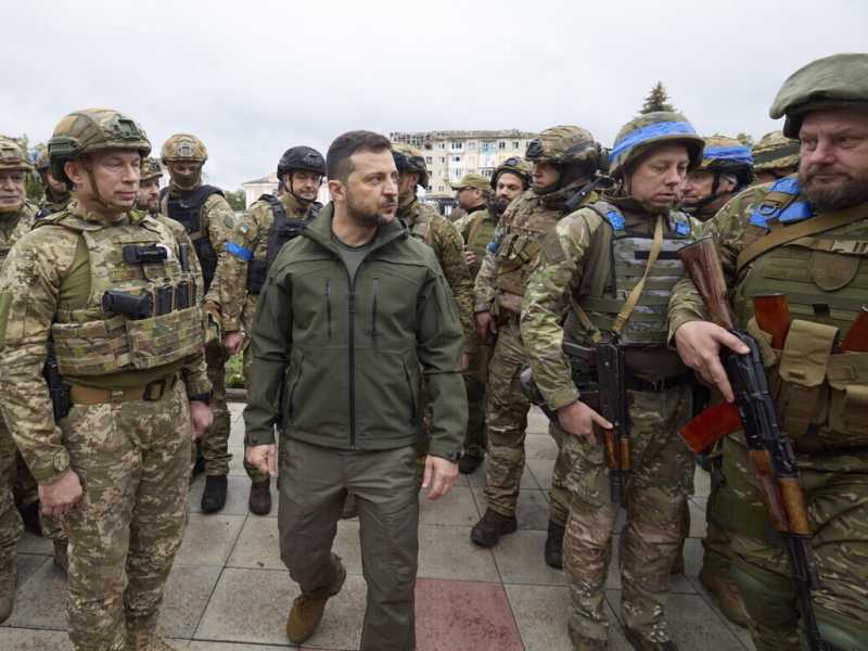 Il presidente ucraino Volodymyr Zelensky visita le truppe a Izyum (Ansa) <br />