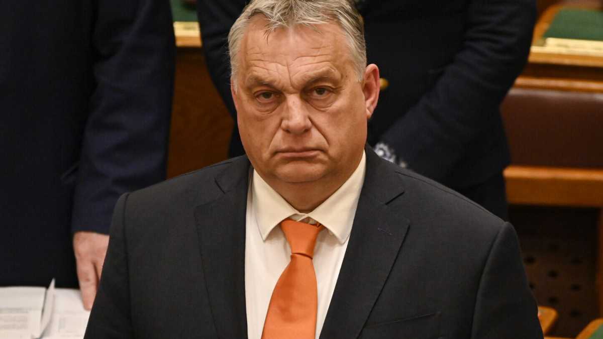 Immagine di Zelensky chiede di sanzionare Orbán, che fa nuovi patti con Putin. Si muove l’America