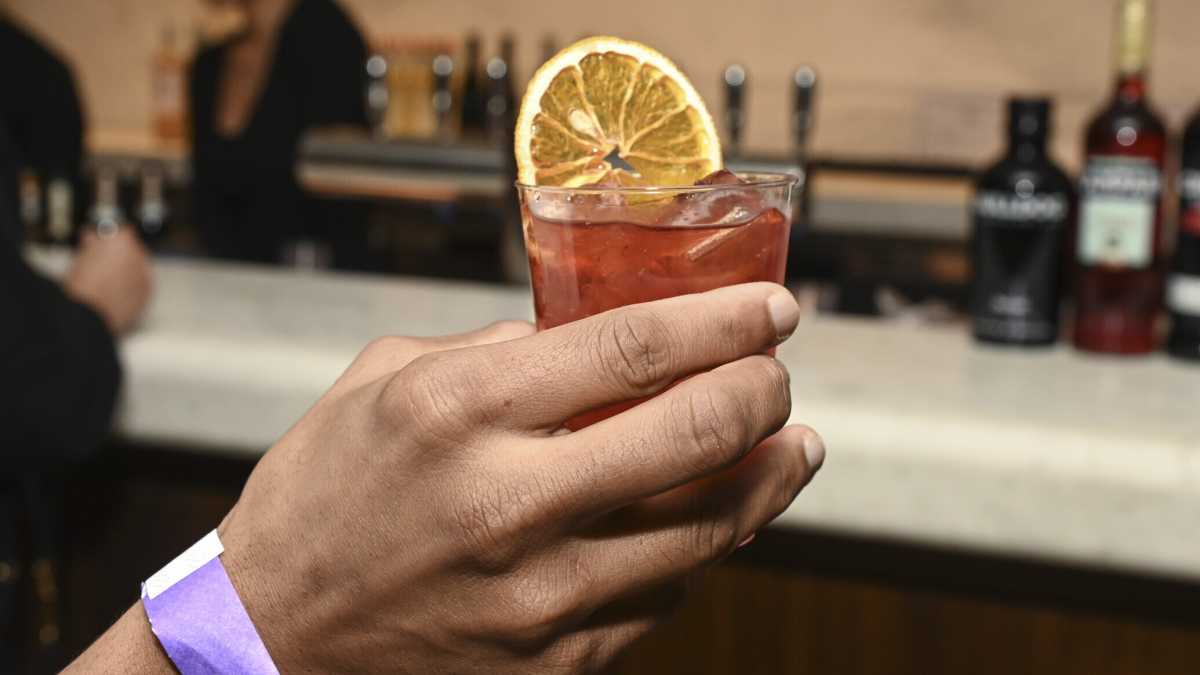 Immagine di La nuova tendenza della finta nobiltà romana è l’aperitivo senza vista