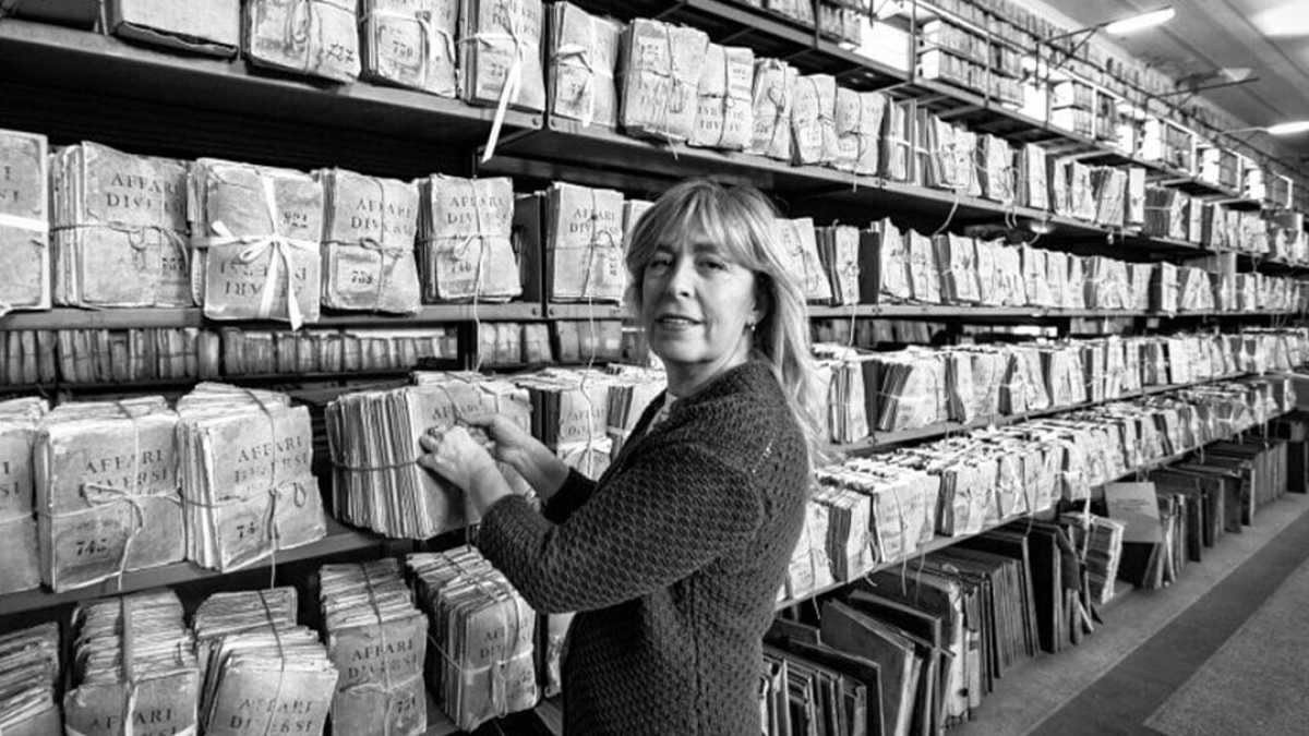 Immagine di Candida Carrino, a pesca di emozioni tra i documenti antichi