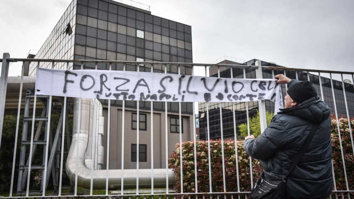 Immagine di Berlusconi in degenza ordinaria: "Risponde alle cure", dicono i medici