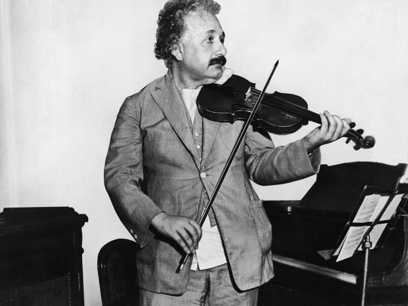 Albert Einstein mentre suona un violino nella sala della musica della SS Belgenland in rotta verso la California, 1931 (Foto Keystone/Getty Images) <br />