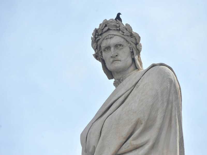 La statua di Dante in piazza Santa Croce, a Firenze (Ansa)