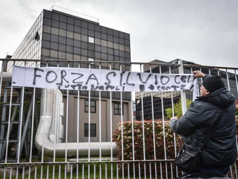 Uno striscione davanti all'ospedale San Raffaele (Ansa)