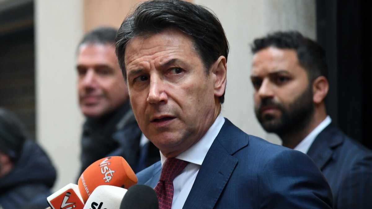 Immagine di La battaglia di Conte per restare in sella, mentre Raggi scalpita a bordo campo