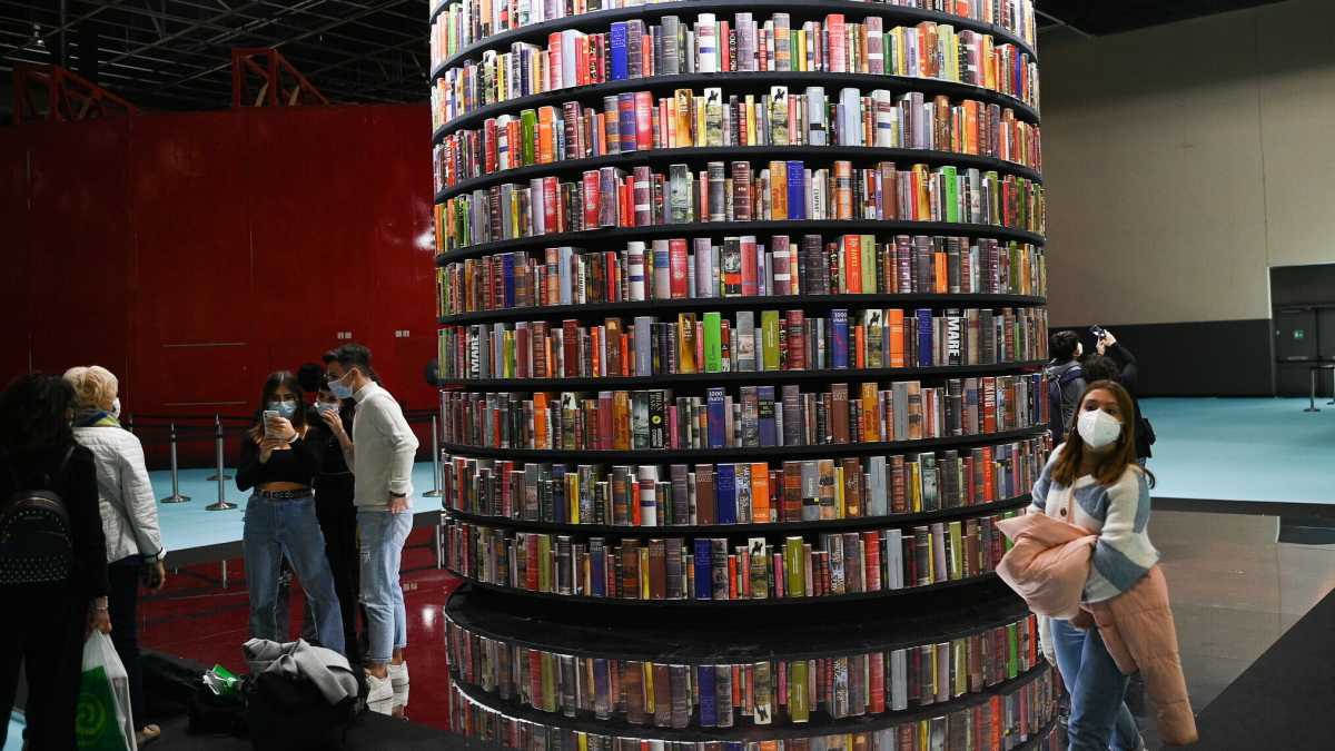 Immagine di Libraccio, autogrill Italia. Squattrinati e Premi Strega, tutti con il trolley a vendere libri usati. Un viaggio
