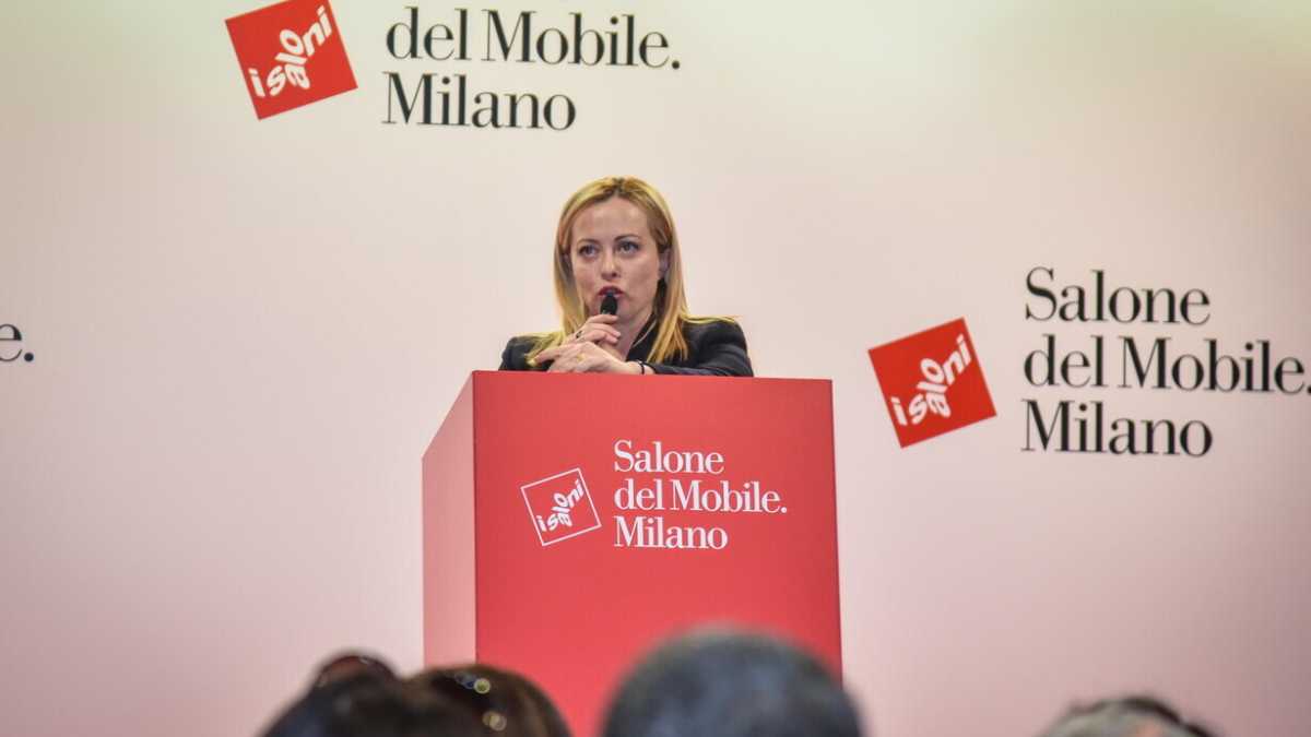 Immagine di Anche al Salone del Mobile Meloni scivola sul tic sovranista della "filiera made in Italy"