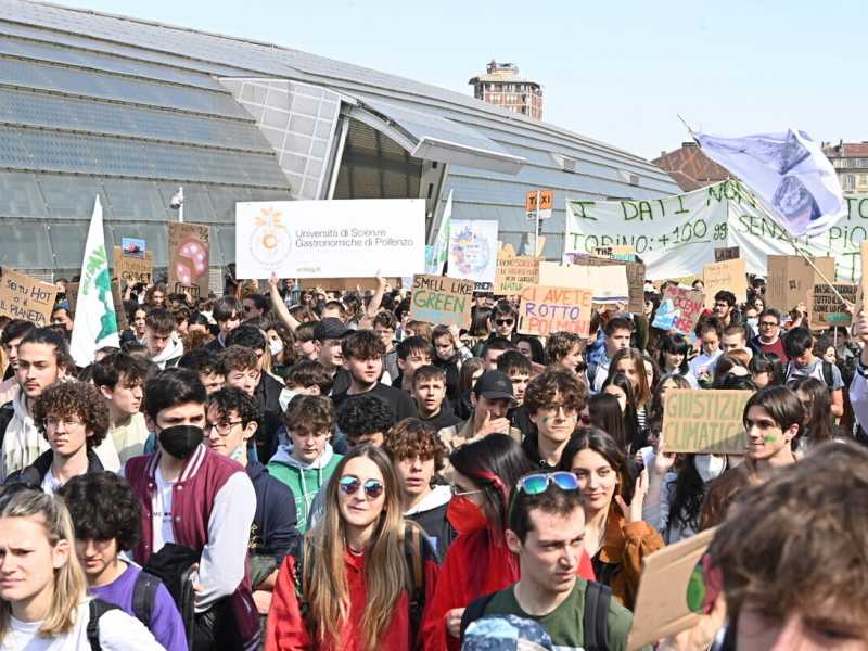 Una manifestazione di FFF a Torino (Ansa)