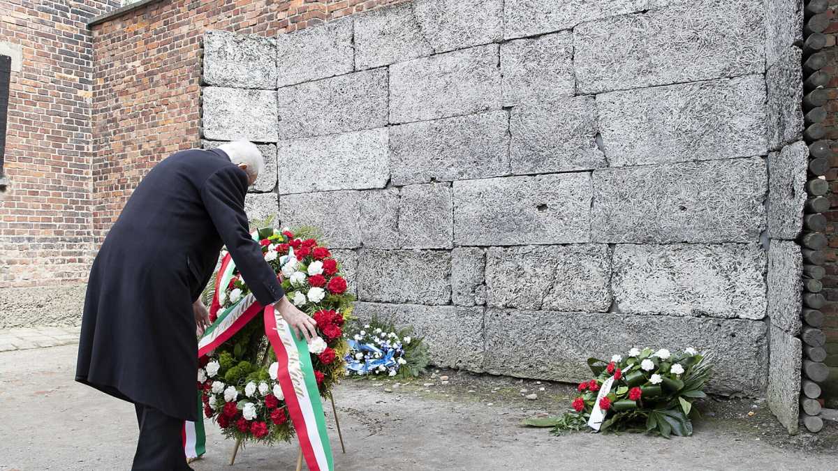 Immagine di Mattarella ad Auschwitz: "Olocausto un monito contro tutte le aggressioni, come quella russa all'Ucraina"