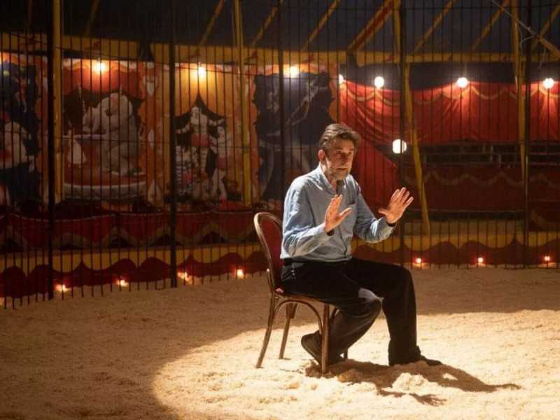 Nanni Moretti è tornato e per farsi notare fa il regista in crisi su tutto