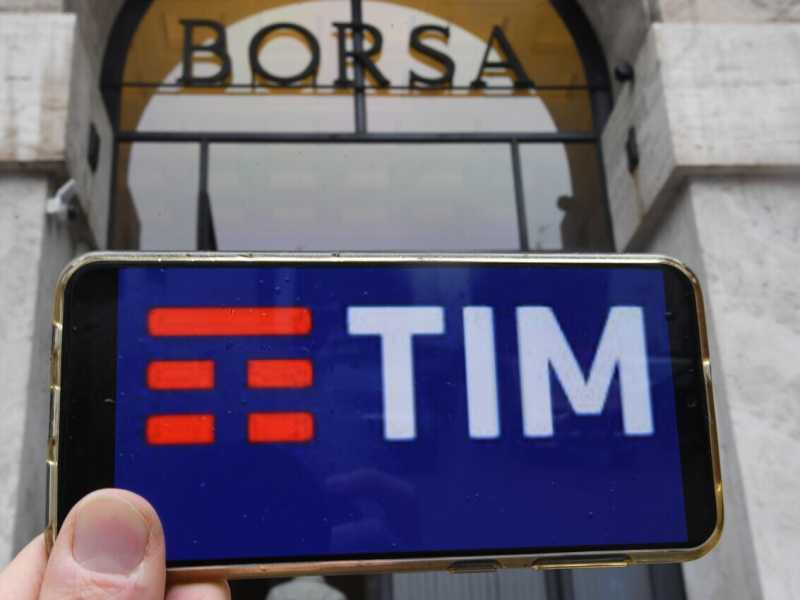 Le offerte di Kkr e di Cdp-Macquarie per Tim non convincono Vivendi. Ma il tempo stringe