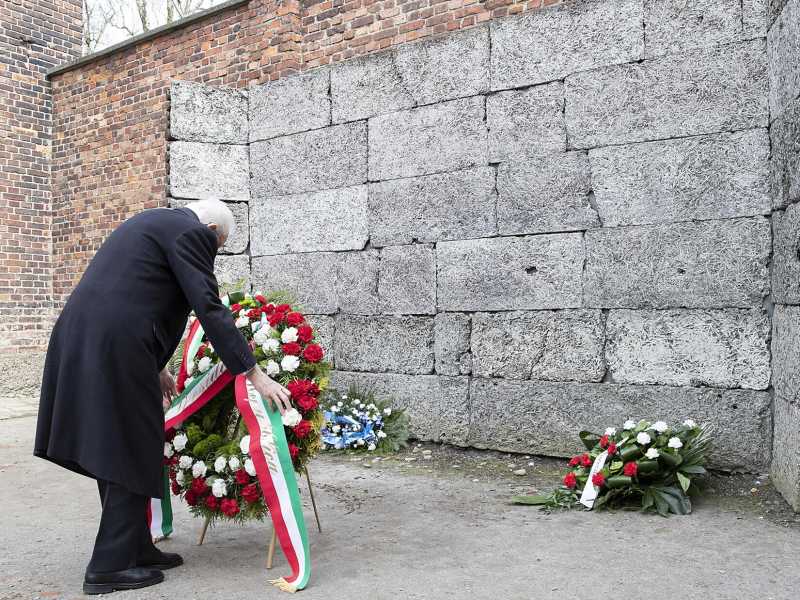 Mattarella ad Auschwitz: "Olocausto un monito contro tutte le aggressioni, come quella russa all'Ucraina"
