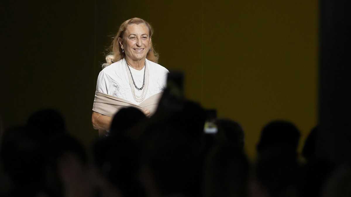 Immagine di Miuccia Prada da Vezzoli. Loach e Chomsky si collegano in video al Troisi
