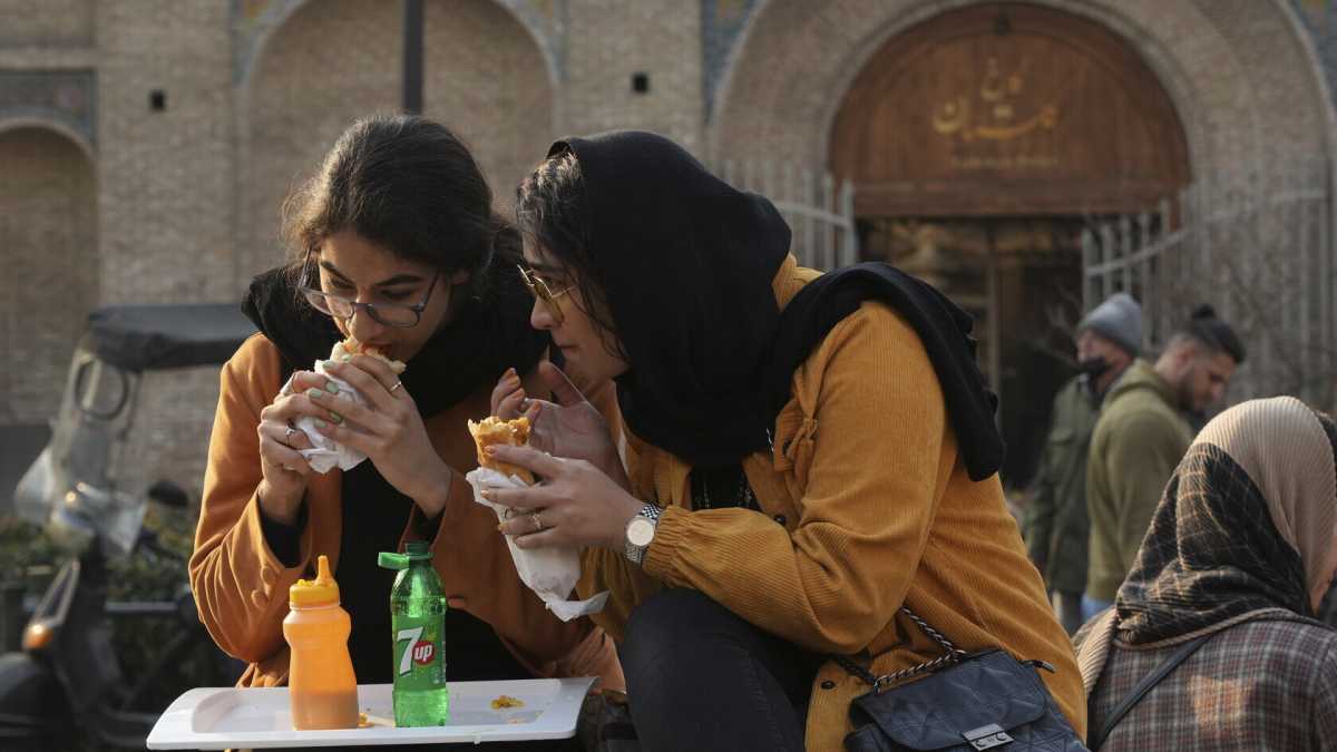 Immagine di In Iran cambia il sistema di controllo delle ragazze: meno poliziotti e più tecnologia. La protesta si trasforma